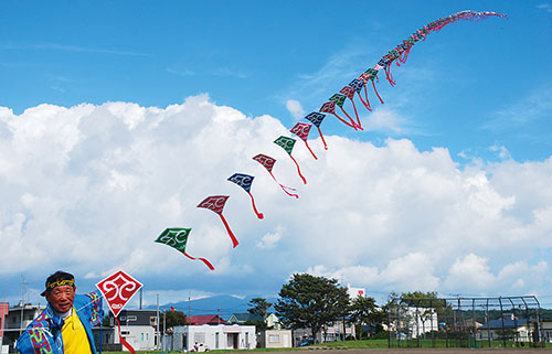 ウポポイ応援１００連凧 札幌凧の会 アイヌ文様をデザイン 室蘭民報社 電子版