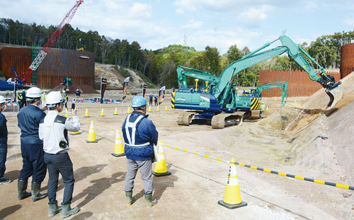 最新ICT建機説明 室蘭・伊藤工業が見学会、樽前山砂防工事現場｜室蘭民報社 電子版