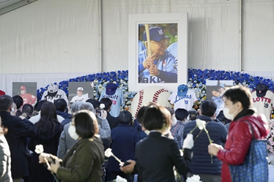 写真：野村克也さんをしのぶ会で献花に向かう一般参列者＝１１日午後、東京・神宮球場