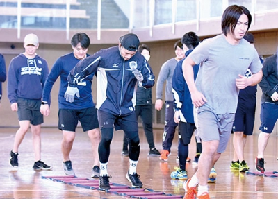写真：トレーニングで汗を流す日鉄室蘭の選手たち＝長野運動公園総合体育館