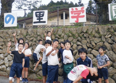写真：写真に納まる「かじかの里学園」の学園生たち＝群馬県上野村（同学園提供）