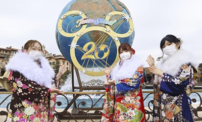 写真：開業２０周年の東京ディズニーシーで開かれる千葉県浦安市の成人式に臨む新成人＝１０日午後