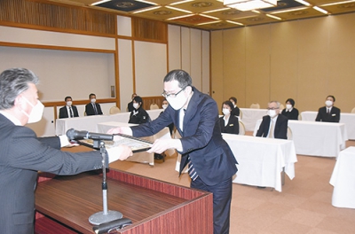 写真：木村会頭（左）から表彰状を受け取る従業員＝登別グランドホテル