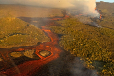 写真：エクアドル・ガラパゴス諸島のイサベラ島でウォルフ火山が噴火し、流れ出る溶岩＝７日（ロイター＝共同）
