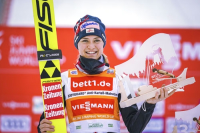 写真：ノルディックスキーＷ杯個人第５戦のジャンプ女子で優勝したオーストリアのマリタ・クラマー＝２０２１年１２月、クリンゲンタール（共同）
