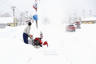 写真：生活道路の除雪に追われる住民＝１２日午前、伊達市大滝区優徳町