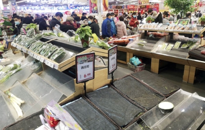 写真：売り切れが目立つスーパーの野菜売り場＝９日、中国天津市（共同）