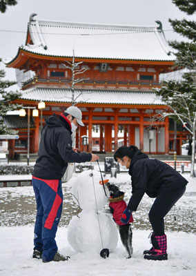 写真：雪化粧した京都市内。奥は平安神宮＝１４日午前７時２５分