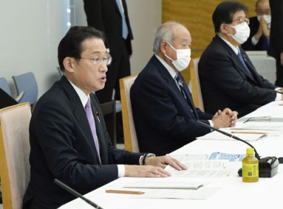 写真：経済財政諮問会議であいさつする岸田首相（左）＝１４日午前、首相官邸