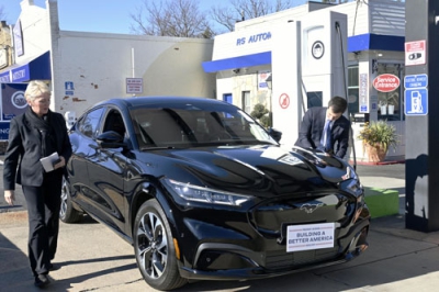 写真：米東部メリーランド州で電気自動車（ＥＶ）と充電設備をアピールする米閣僚ら＝２０２１年１２月（共同）