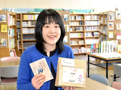 写真：「本の福袋」を企画し、中学生の読書活動の推進に取り組む加藤さん