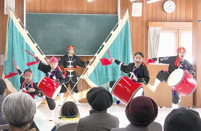写真：沖縄の伝統芸能・エイサーを披露する「琉球國祭り太鼓」のメンバー