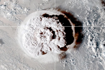 写真：衛星が捉えたトンガ沖の火山噴火の様子＝１５日（CIRA／NOAA提供・ロイター＝共同）