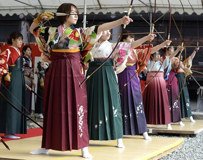 写真：京都市の三十三間堂で矢を放つ新成人＝１６日午前