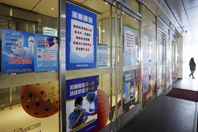 写真：オミクロン株の感染者が立ち寄ったショッピングモール。営業を停止していた＝１６日、北京（共同）