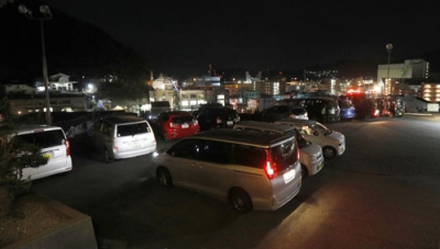 写真：津波警報が発令され、高台の寺に集まった避難者の車＝１６日午前３時５２分、岩手県釜石市