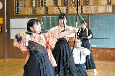 写真：的に集中して弓を引く弓道連盟の会員