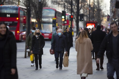 写真：マスク姿で街中を歩く人々＝１１日、ロンドン（ゲッティ＝共同）