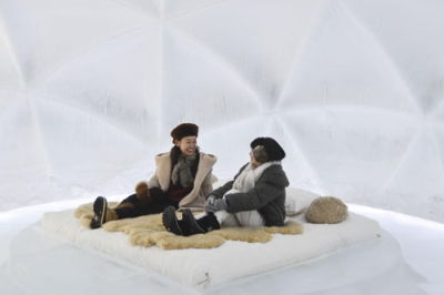 写真：天井や壁などが氷で造られた、星野リゾートトマム「氷のホテル」の室内＝１９日午後、占冠村
