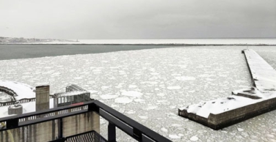 写真：紋別市に接岸した流氷＝２１日午前（同市提供）