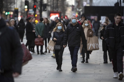 写真：ロンドンの道路を歩く人たち＝１１日（ゲッティ＝共同）