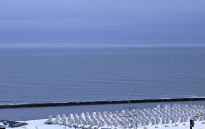 写真：網走市沖の水平線上に筋状に浮かぶ流氷＝２４日午前（網走地方気象台提供）