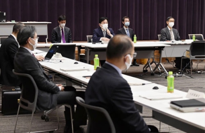 写真：新型コロナ対策の基本的対処方針分科会に出席した尾身茂会長（右端）ら＝２５日午前、東京都千代田区