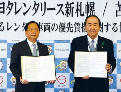 写真：災害時における協定を締結した西川社長（左）と岩倉市長