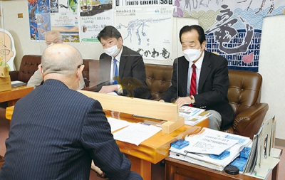 写真：竹中町長と意見を交わす結志会の滝口顧問（右）と中山会長