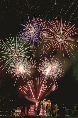 写真：２８日夜に開幕するロングラン花火は洞爺湖観光の目玉