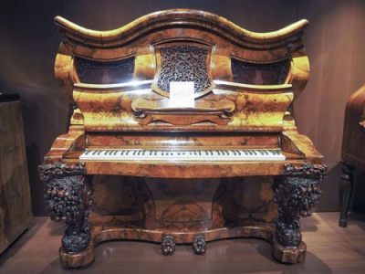 写真：ナポレオン３世の結婚祝いとして贈られたピアノ＝東京都練馬区の「武蔵野音楽大学楽器ミュージアム」