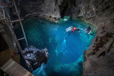 写真：龍泉洞の第３地底湖に潜るため、湖面に浮かぶ調査ダイバー＝岩手県岩泉町