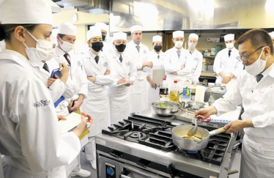 写真：室蘭で日本食を学ぶポール・ボキューズ学院の学生たち