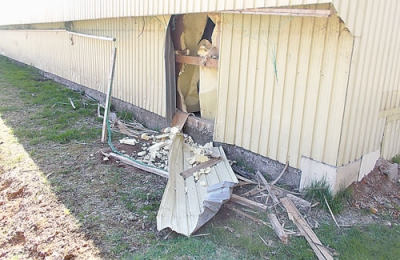 写真：侵入したクマに破壊されたとみられる鶏舎の壁＝９日午前８時４０分ごろ（提供写真）