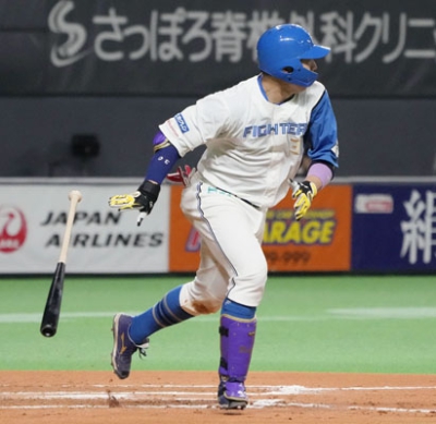 写真：７回日本ハム１死満塁、宇佐見が左中間に逆転の走者一掃二塁打を放つ＝札幌ドーム