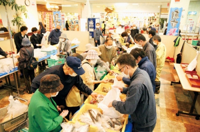写真：多くの買い物客が新鮮な海の幸を買い求めた朝市