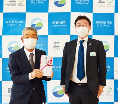 写真：小林支社長から目録を受け取った青山会長（左）