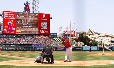 写真：アスレチックス戦の１回、日米通算１５０本塁打となる中越えソロを放つエンゼルス・大谷＝アナハイム（共同）