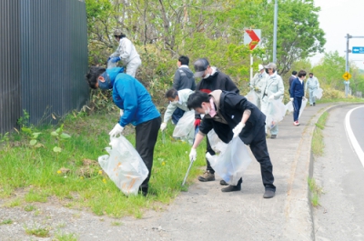 写真：約４キロを歩きながらごみを拾った大基建設の社員ら