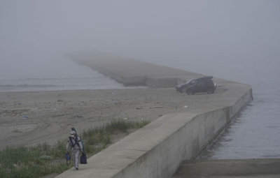 写真：霧の影響で視界が悪い斜里港付近＝２４日午前、斜里町
