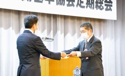 写真：会長表彰の賞状を受け取る受賞者