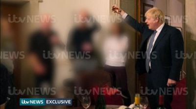 写真：２０２０年１１月、英首相官邸で開かれたパーティーでグラスを上げるジョンソン首相＝ロンドン（ITV News提供、ロイター＝共同）