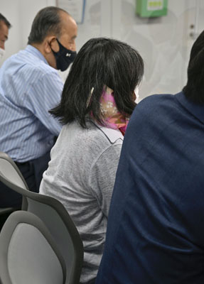 写真：大阪地裁へ提訴し記者会見する、森永ヒ素ミルク事件での被害者（中央）＝２５日午後、大阪市