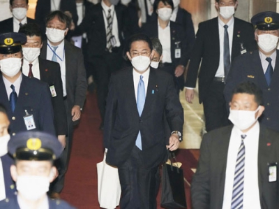 写真：衆院予算委に向かう岸田首相（中央）＝２６日午前、国会