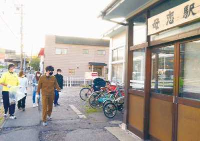 写真：ＪＲ母恋駅周辺を清掃する参加者たち