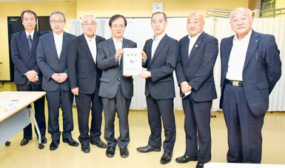 写真：室蘭開建の篠宮章浩部長（右から３人目）に要望書を手渡す室蘭地方総合開発期成会メンバー
