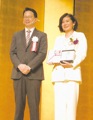 写真：向田邦子賞が贈られた吉田さん（右）と奥山社長