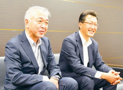 写真：本社を訪れた谷口氏（左）と南山氏