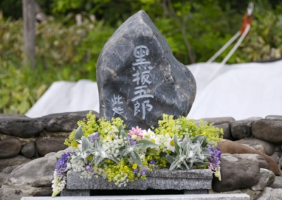 写真：テレビドラマ「北の国から」のロケ地、富良野市に完成した黒板五郎さんの記念碑＝２３日午前