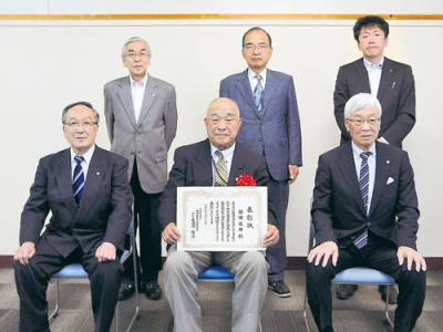 写真：表彰状を手にする藤田さん（前列中央）